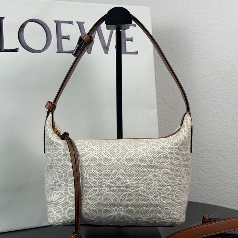 LOEWE 羅意威 Cubi 小號米白老花飯盒包  21年編碼-0