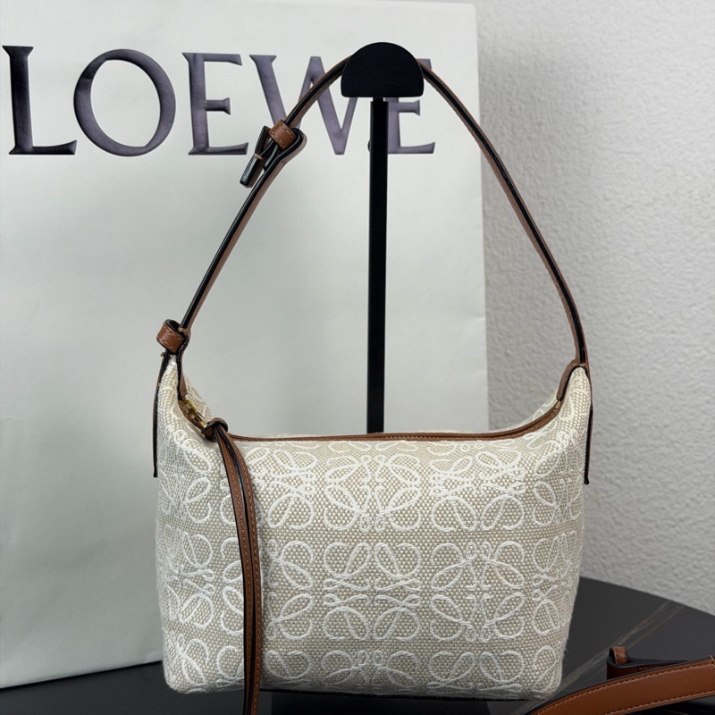 LOEWE 羅意威 Cubi 小號米白老花飯盒包  21年編碼-1
