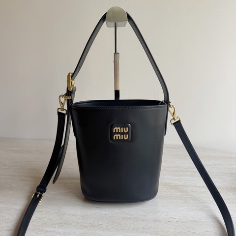 Miu Miu繆繆黑金牛皮水桶包 底長16cm