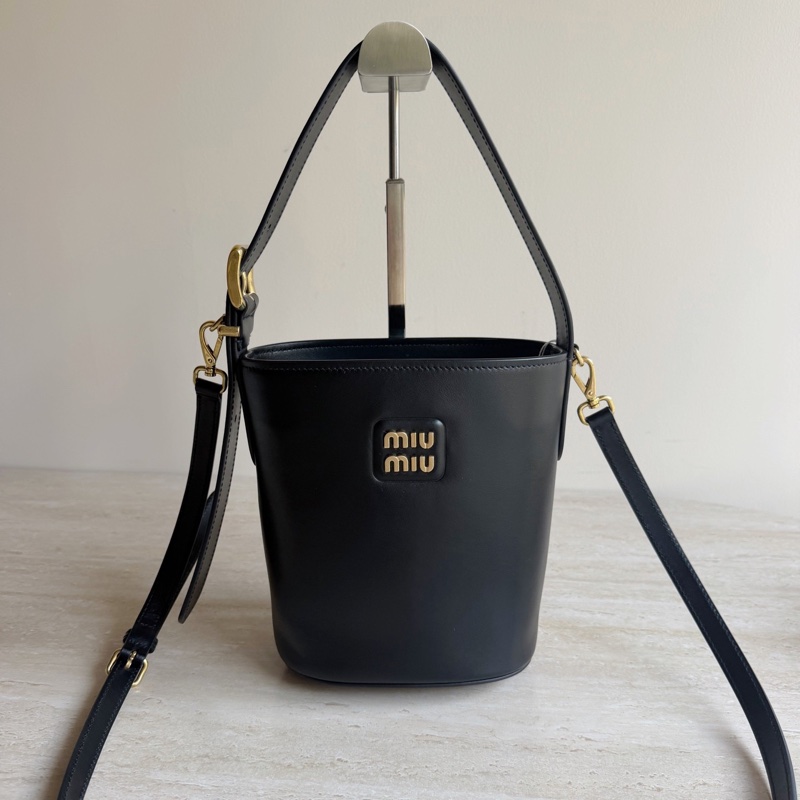 Miu Miu繆繆黑金牛皮水桶包 底長16cm-0