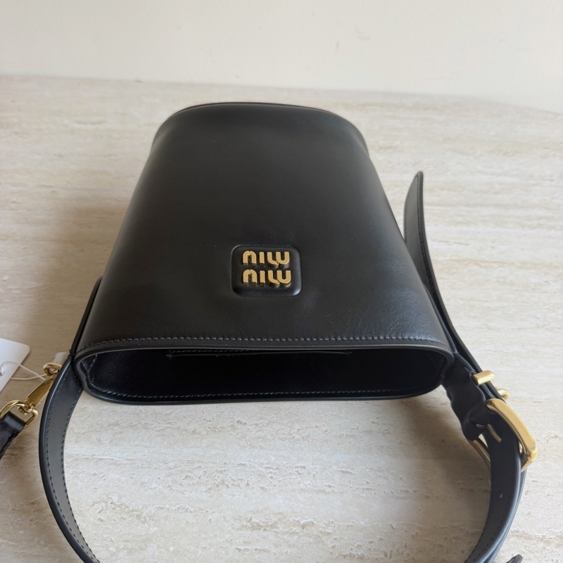 Miu Miu繆繆黑金牛皮水桶包 底長16cm-4