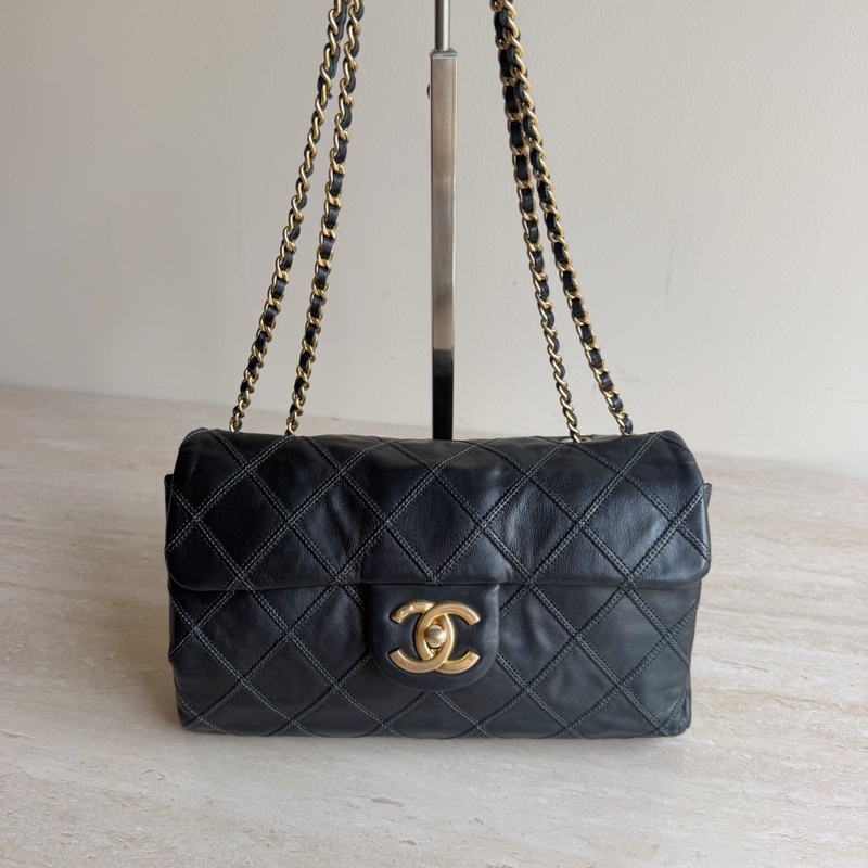 Chanel香奈兒黑金牛皮菱格紋單肩包+17開 底長24cm-0