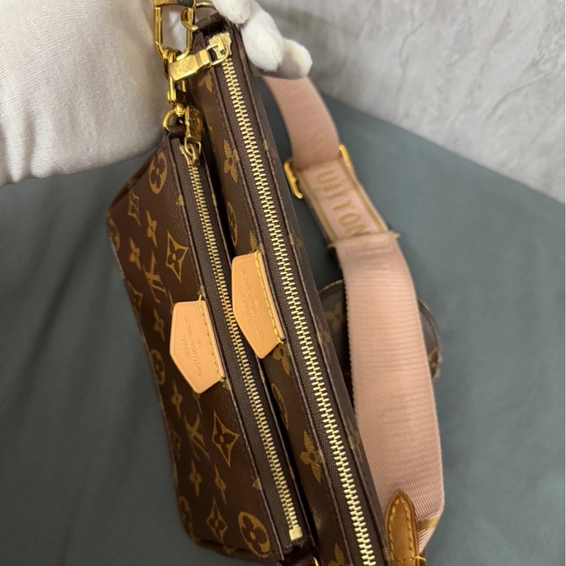 LOUIS VUITTON 五合一粉色背帶（芯片款）-4