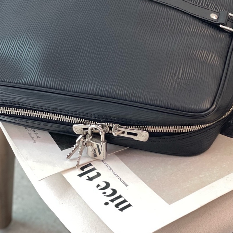 LV 黑色水波紋手提公文包！-4