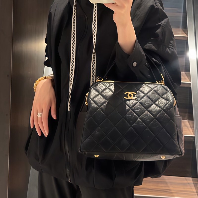 Chanel 23C 黑金保齡球包|27cm 大容量輕盈款🎱-4