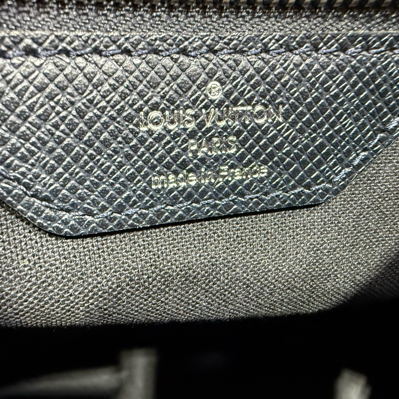路易威登/Louis Vuitton 深藍色 十字紋 Logo壓印 路易威登/Louis Vuitton 深藍色 十字紋 Logo壓印 翻蓋郵差包 斜挎包 有磁鐵失靈。-8