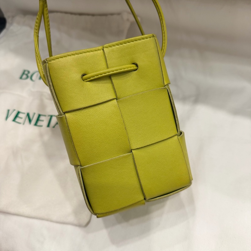 BV Bottega Veneta 大格編織 小水桶包 斜背包 牛油果綠-1