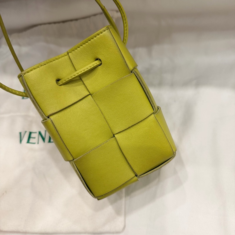 BV Bottega Veneta 大格編織 小水桶包 斜背包 牛油果綠-2
