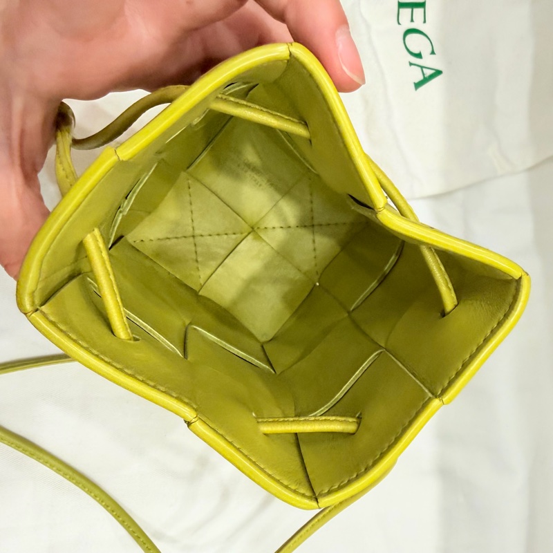 BV Bottega Veneta 大格編織 小水桶包 斜背包 牛油果綠-3