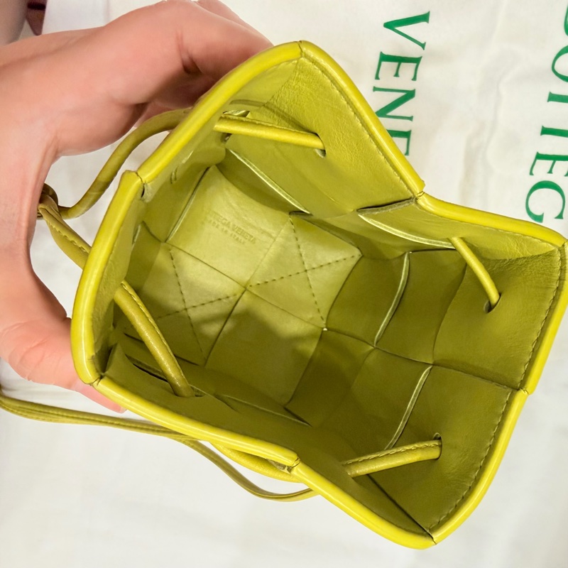 BV Bottega Veneta 大格編織 小水桶包 斜背包 牛油果綠-4