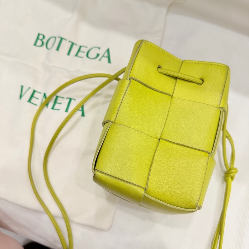 BV Bottega Veneta 大格編織 小水桶包 斜背包 牛油果綠-5