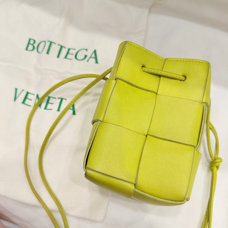 BV Bottega Veneta 大格編織 小水桶包 斜背包 牛油果綠-6