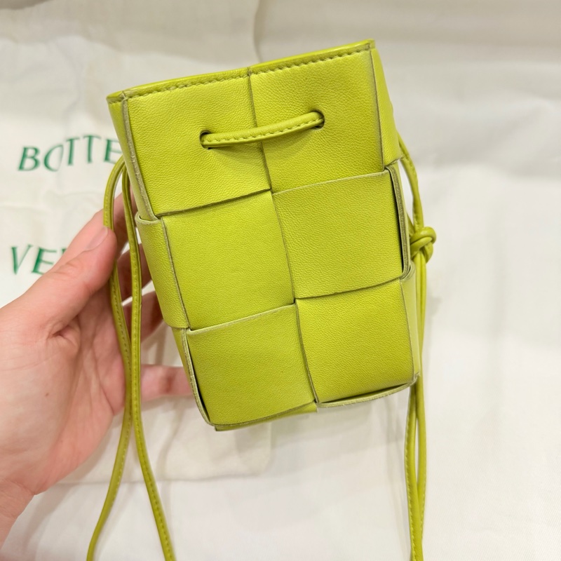 BV Bottega Veneta 大格編織 小水桶包 斜背包 牛油果綠-7