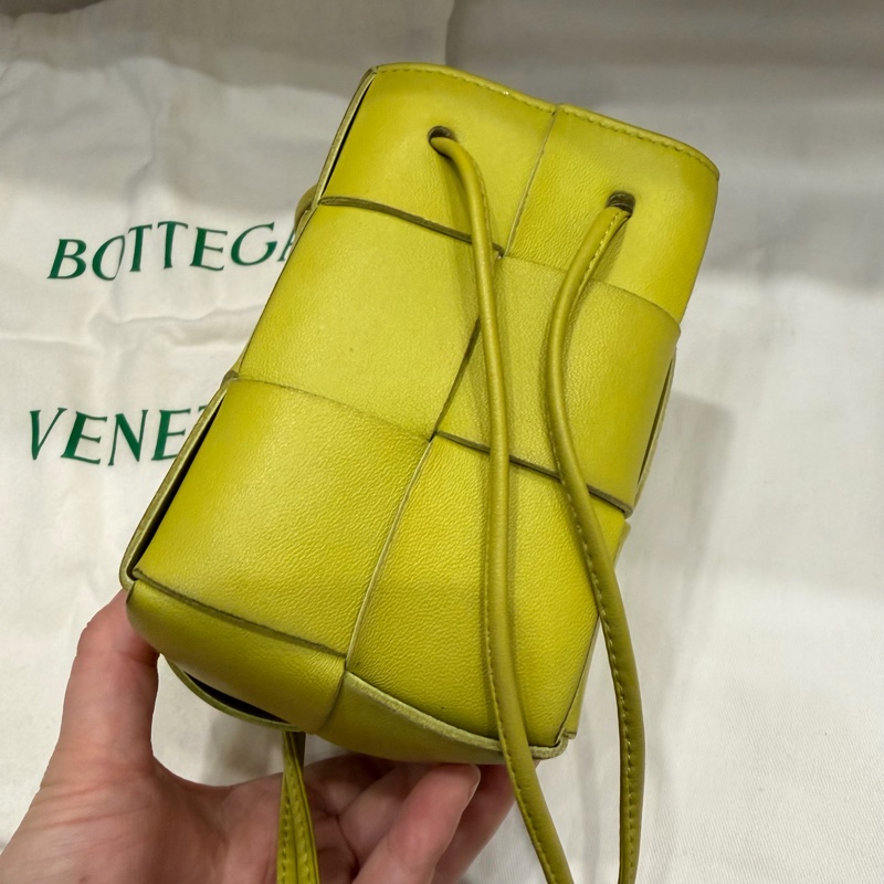 BV Bottega Veneta 大格編織 小水桶包 斜背包 牛油果綠-11