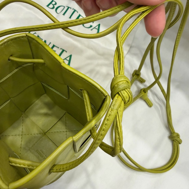 BV Bottega Veneta 大格編織 小水桶包 斜背包 牛油果綠-15