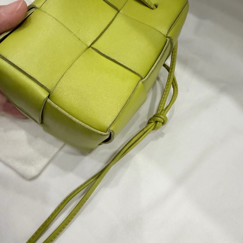 BV Bottega Veneta 大格編織 小水桶包 斜背包 牛油果綠-18
