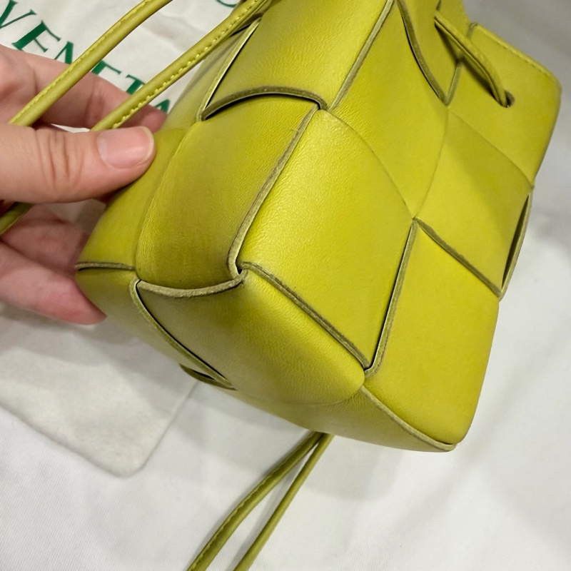 BV Bottega Veneta 大格編織 小水桶包 斜背包 牛油果綠-19