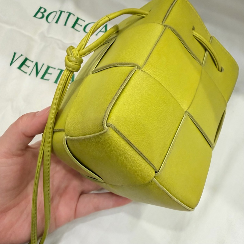 BV Bottega Veneta 大格編織 小水桶包 斜背包 牛油果綠-20