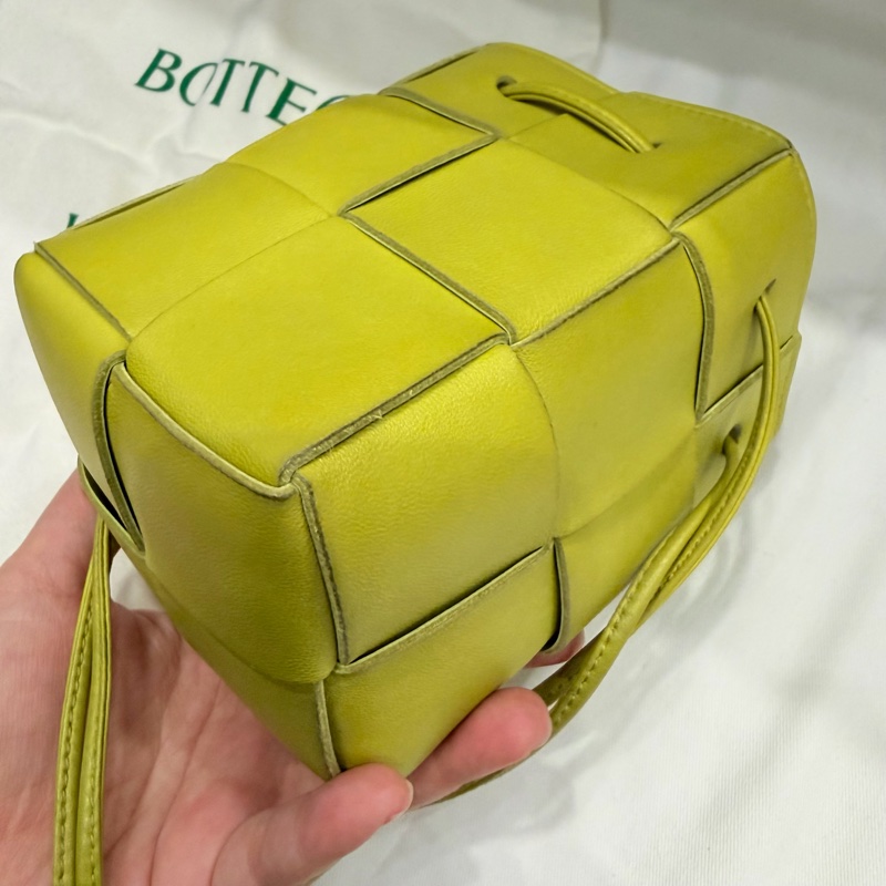BV Bottega Veneta 大格編織 小水桶包 斜背包 牛油果綠-21