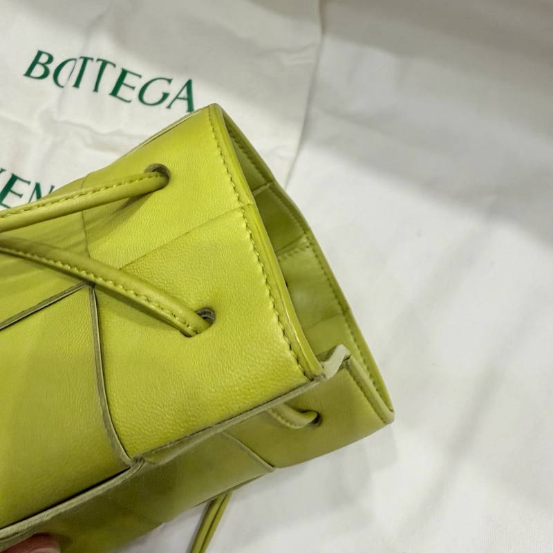 BV Bottega Veneta 大格編織 小水桶包 斜背包 牛油果綠-24