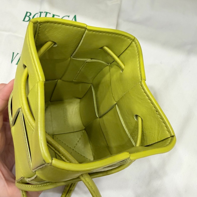 BV Bottega Veneta 大格編織 小水桶包 斜背包 牛油果綠-26