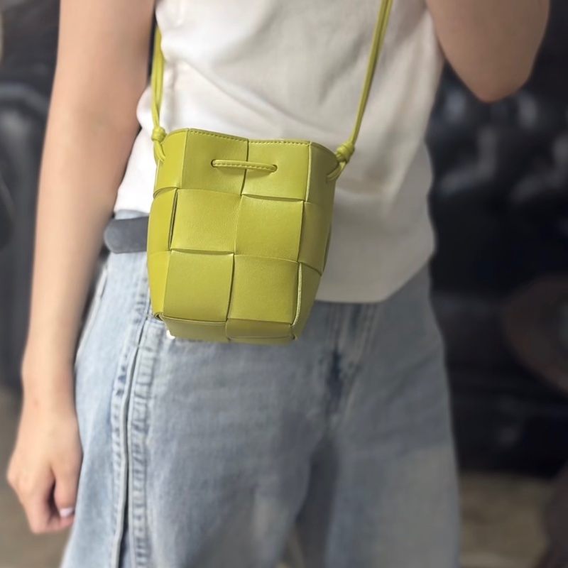 BV Bottega Veneta 大格編織 小水桶包 斜背包 牛油果綠-30