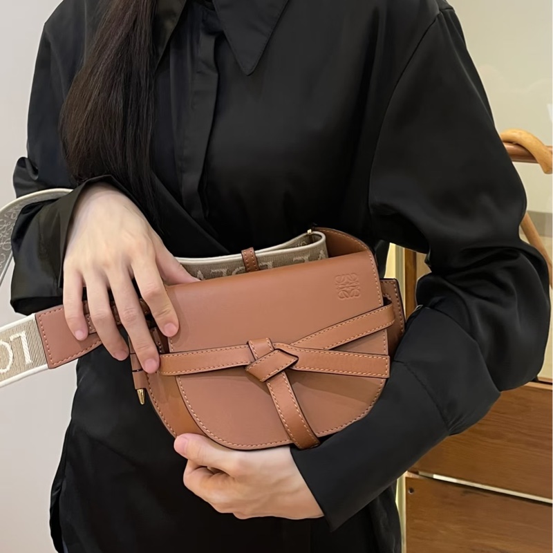 羅威LOEWE焦糖色小牛皮mini Gate Dual雙面寬織帶斜背馬鞍包A650N4X13 🍂-1