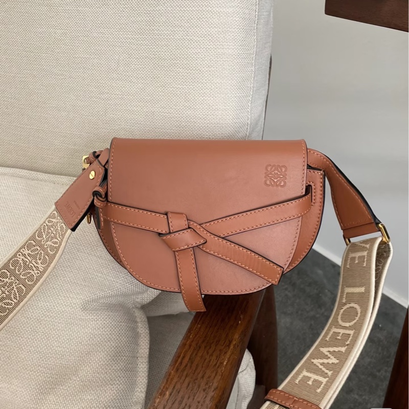 羅威LOEWE焦糖色小牛皮mini Gate Dual雙面寬織帶斜背馬鞍包A650N4X13 🍂-2