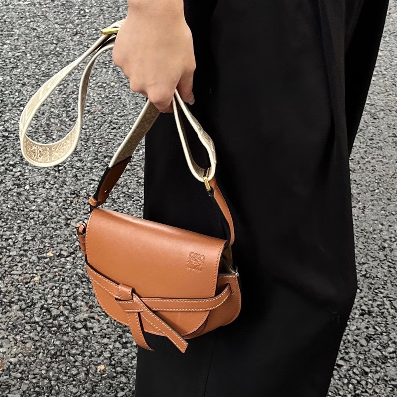 羅威LOEWE焦糖色小牛皮mini Gate Dual雙面寬織帶斜背馬鞍包A650N4X13 🍂-5