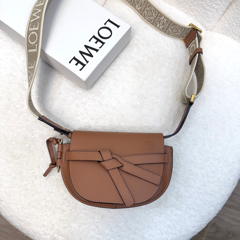 羅威LOEWE焦糖色小牛皮mini Gate Dual雙面寬織帶斜背馬鞍包A650N4X13 🍂-10