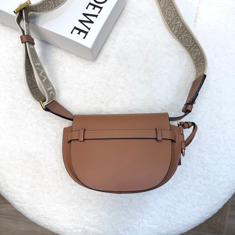 羅威LOEWE焦糖色小牛皮mini Gate Dual雙面寬織帶斜背馬鞍包A650N4X13 🍂-11