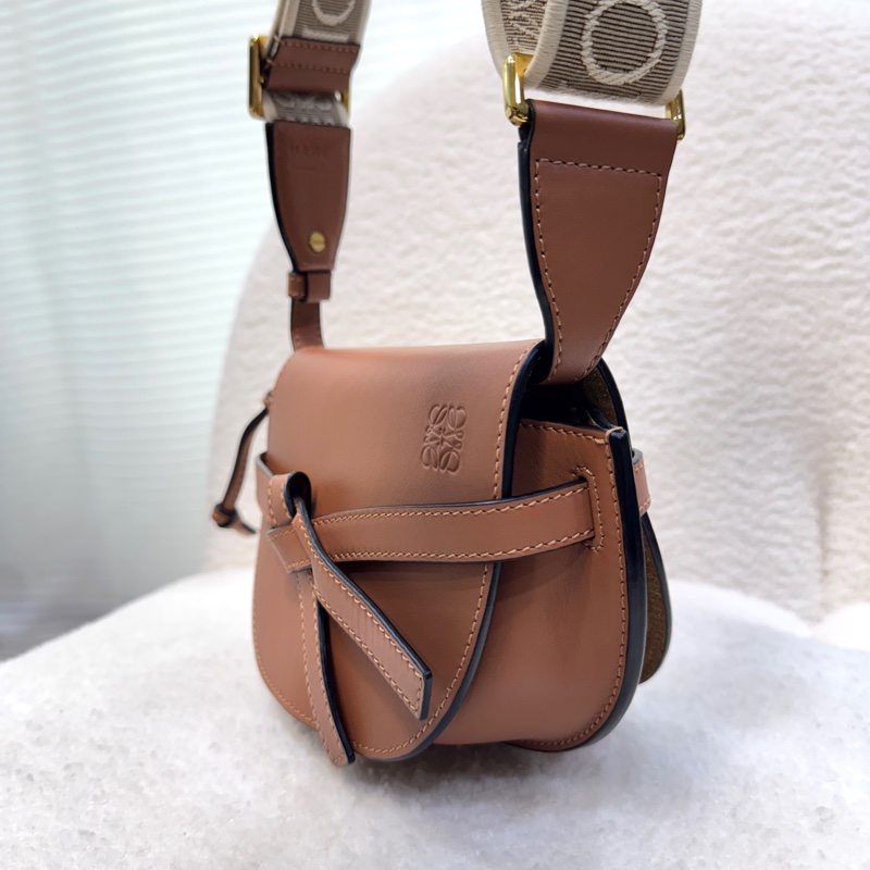 羅威LOEWE焦糖色小牛皮mini Gate Dual雙面寬織帶斜背馬鞍包A650N4X13 🍂-12