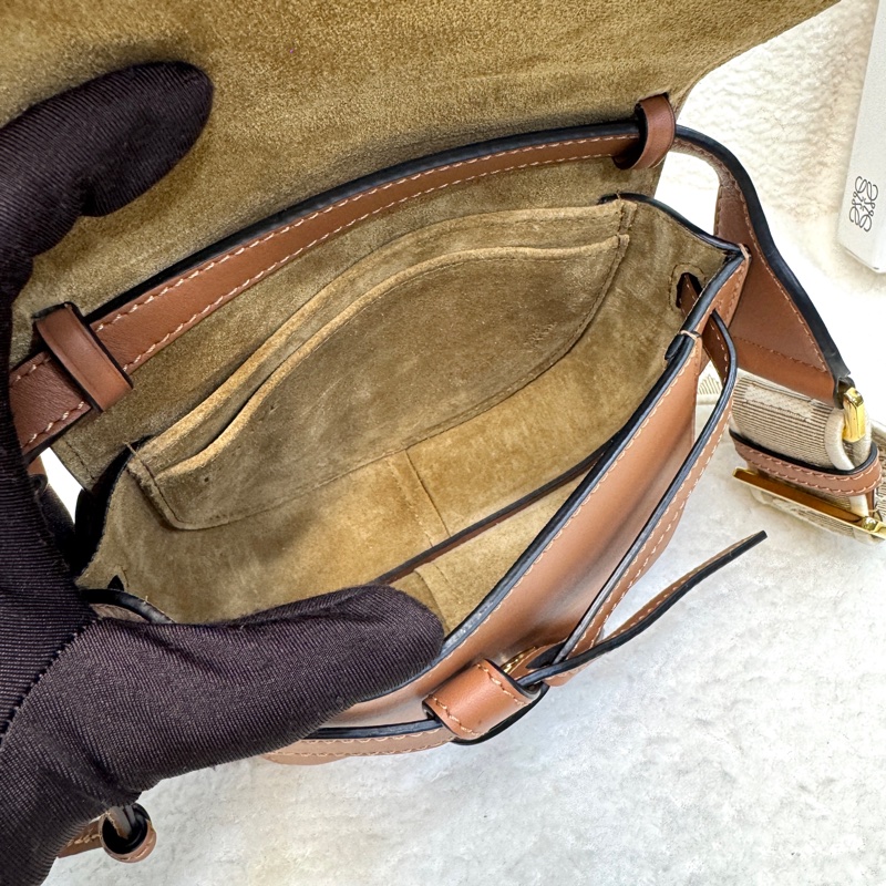 羅威LOEWE焦糖色小牛皮mini Gate Dual雙面寬織帶斜背馬鞍包A650N4X13 🍂-16