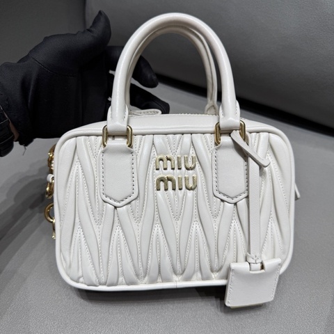 miumiu繆繆褶皺保齡球包白色 25年12月尺寸20*13.5*7c 附件：塵袋+盒