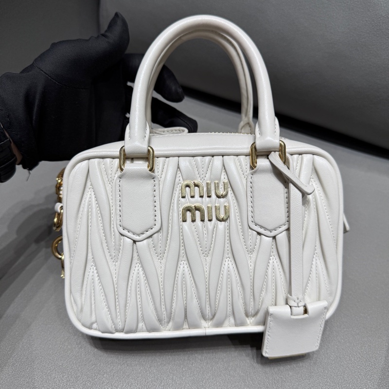 miumiu繆繆褶皺保齡球包白色 25年12月尺寸20*13.5*7c 附件:塵袋+盒-0