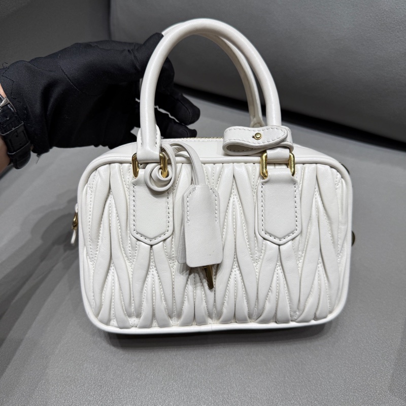 miumiu繆繆褶皺保齡球包白色 25年12月尺寸20*13.5*7c 附件:塵袋+盒-1