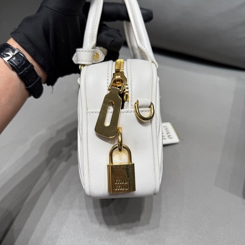 miumiu繆繆褶皺保齡球包白色 25年12月尺寸20*13.5*7c 附件:塵袋+盒-3