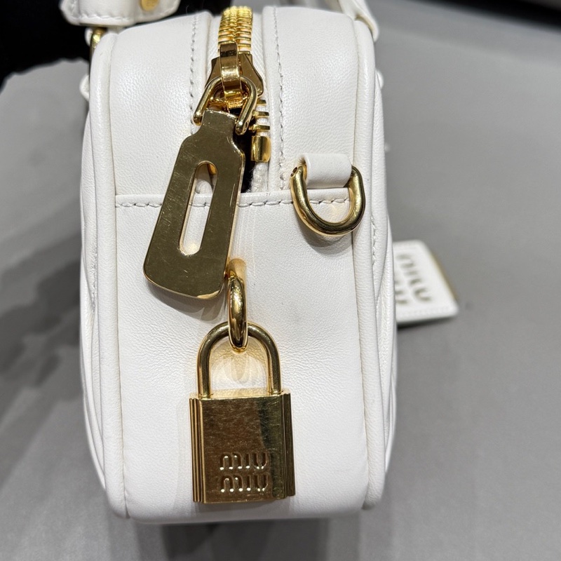 miumiu繆繆褶皺保齡球包白色 25年12月尺寸20*13.5*7c 附件:塵袋+盒-7