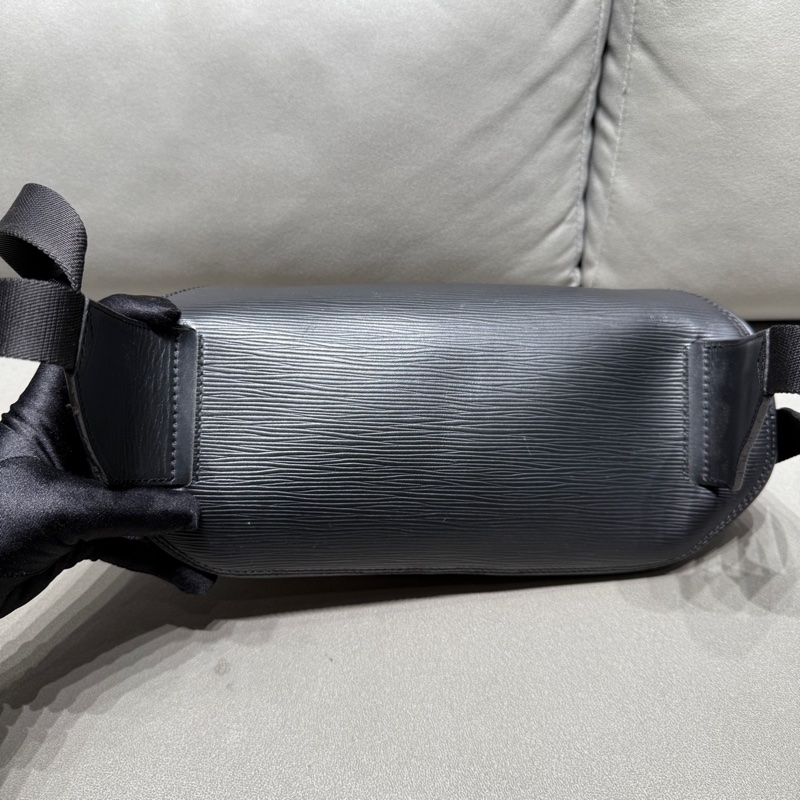 Louis Vuitton 路易威登epi黑色水波紋腰包胸包斜挎 尺寸33*16*7-1