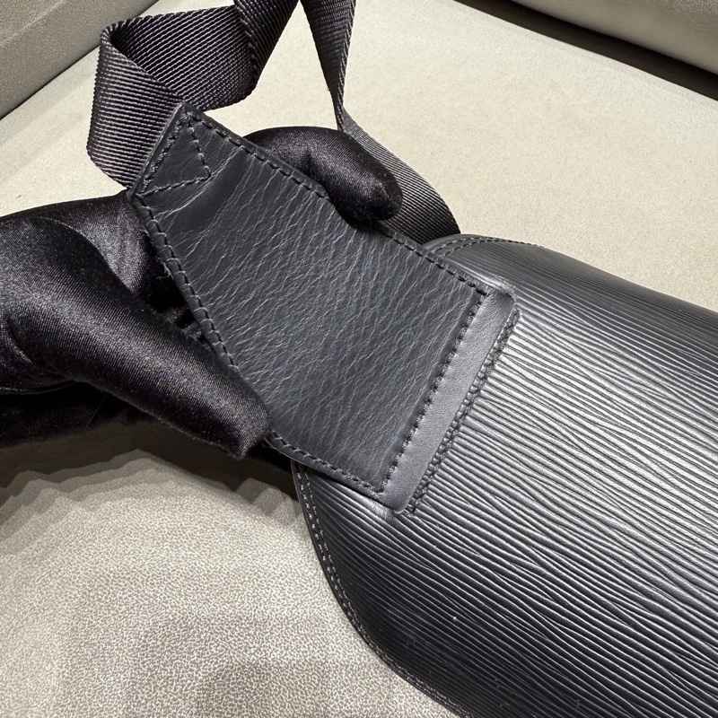 Louis Vuitton 路易威登epi黑色水波紋腰包胸包斜挎 尺寸33*16*7-2
