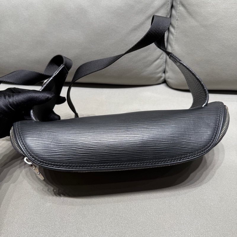 Louis Vuitton 路易威登epi黑色水波紋腰包胸包斜挎 尺寸33*16*7-4