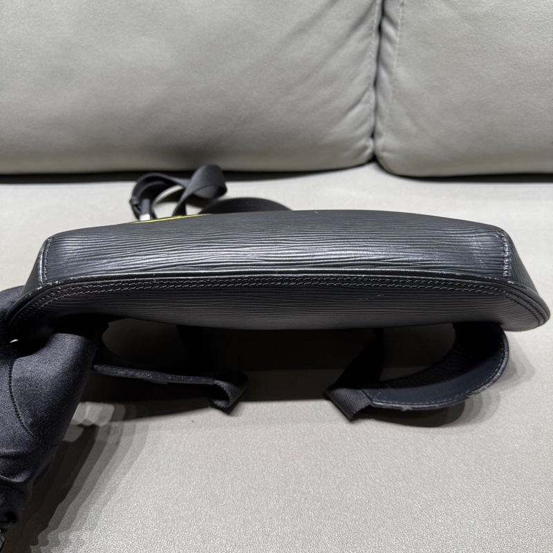 Louis Vuitton 路易威登epi黑色水波紋腰包胸包斜挎 尺寸33*16*7-5
