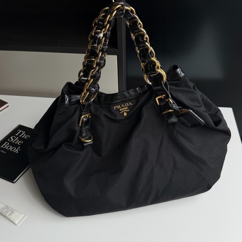 Prada • 黑銀圓環重工尼龍托特包
