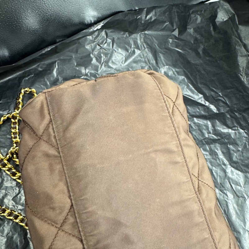 Prada • 經典巧克力色金釦尼龍托特包-6