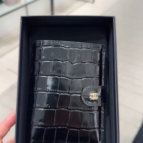 Chanel香奈兒26S限定鰐魚壓紋黑色護照夾