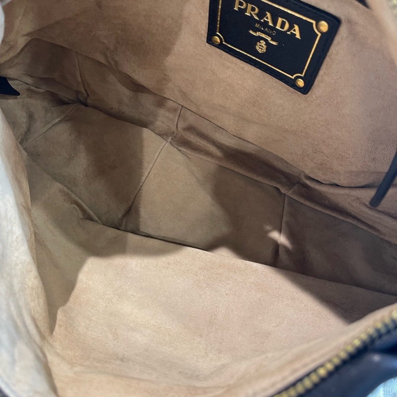 Prada • 全皮金釦雲朵腋下包-8