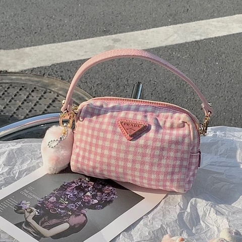 Prada • 經典粉色格紋腋下包