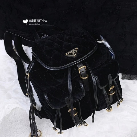 Prada • 新款黑金絲絨後背包 小號