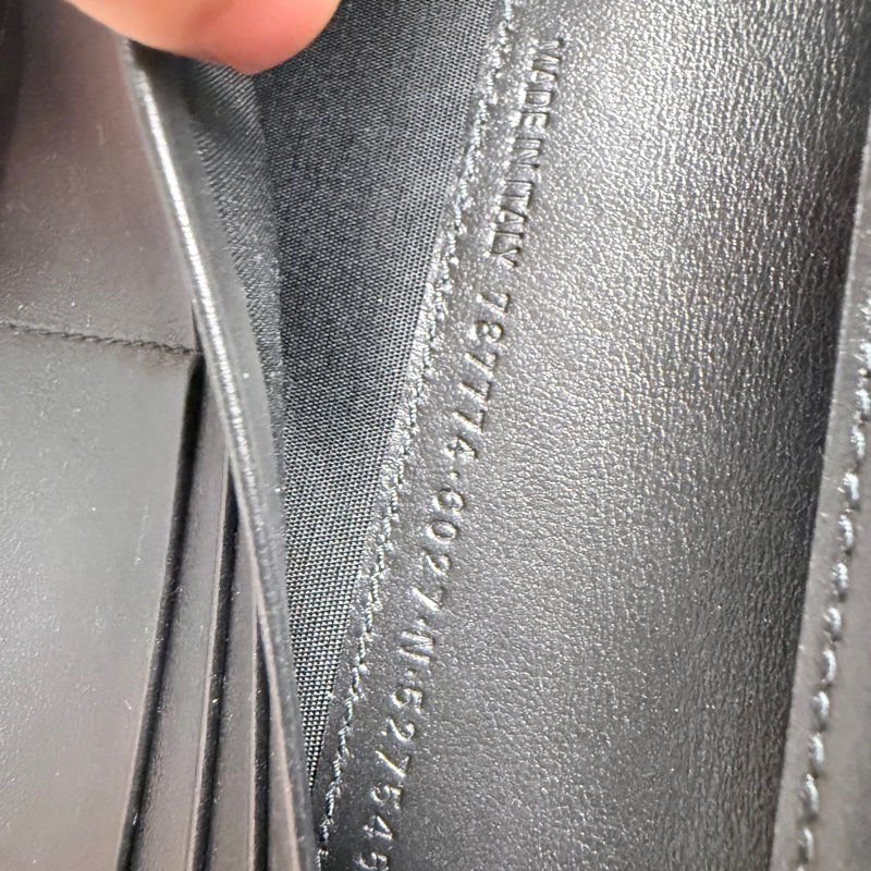 近全新✨Balenciaga 護照套長夾 櫃上25000-18