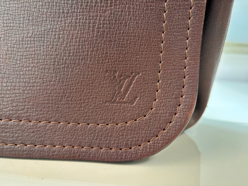 LV Louis Vuitton Utah Omaha 棕色小牛皮郵差包-1